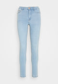 Slim-Fit hellblaue Denim-Jeans mit vorderem Knopf und Reißverschluss, mit Vorder- und Rückentaschen, auf weißem Hintergrund präsentiert.