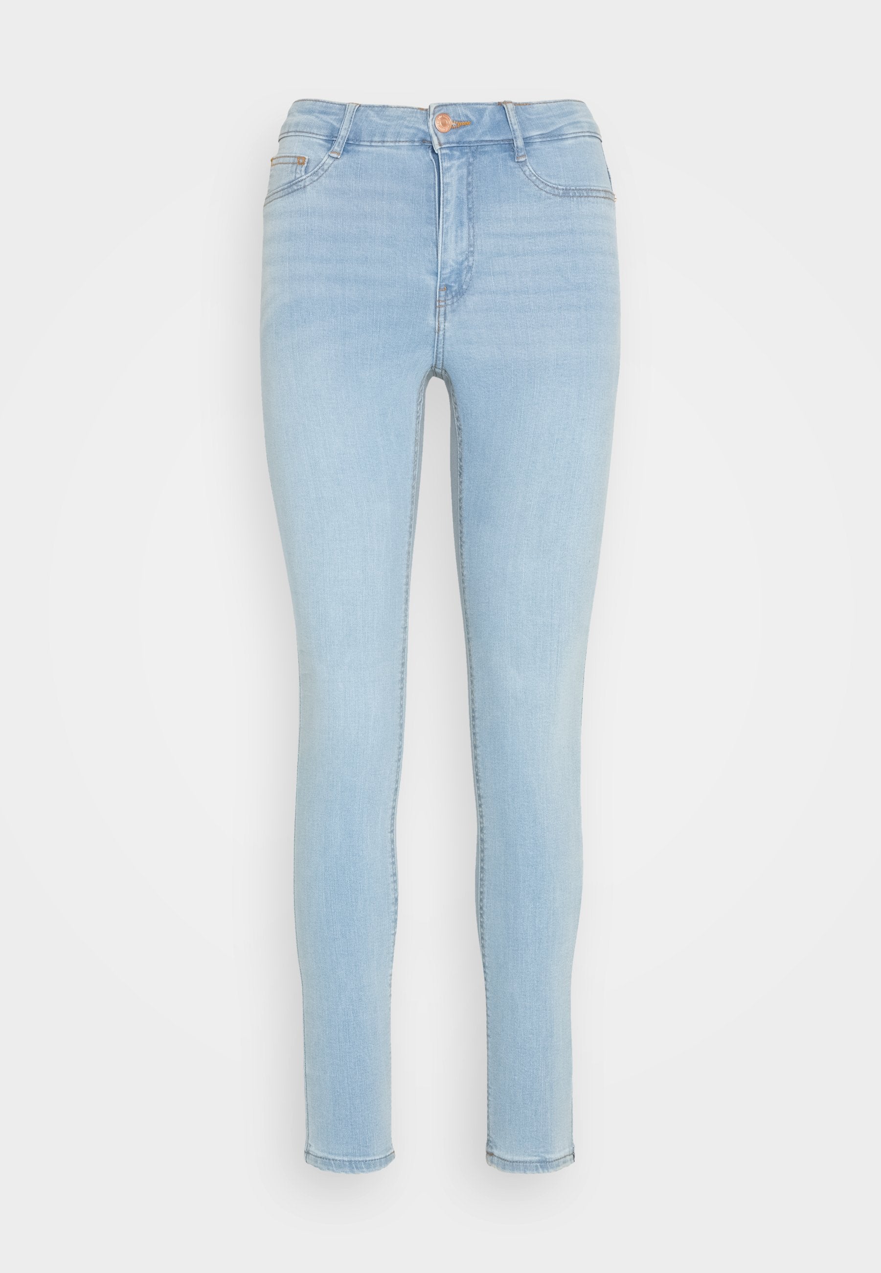 Slim-Fit hellblaue Denim-Jeans mit vorderem Knopf und Reißverschluss, mit Vorder- und Rückentaschen, auf weißem Hintergrund präsentiert.