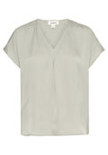 Hellgraues, kurzärmliges Blusenshirt mit V-Ausschnitt und mittiger Falte. Weicher, strukturierter Stoff, lockere Passform und gerader Saum.