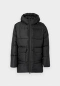 Schwarze Steppjacke mit Kapuze, ausgestattet mit einem Frontreißverschluss, zwei großen aufgesetzten Taschen und horizontalen Nähten zur Isolation. Glatte Textur.