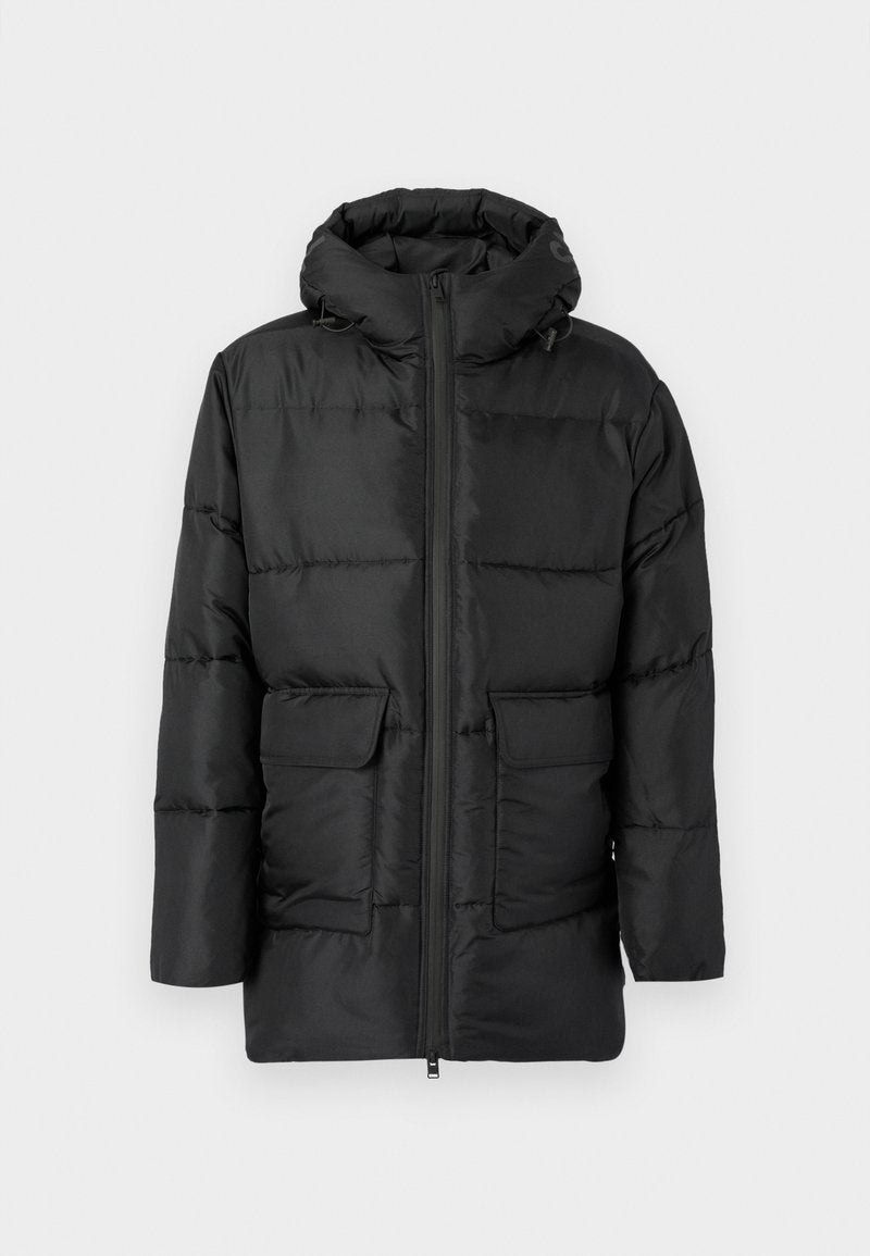 Schwarze Steppjacke mit Kapuze, ausgestattet mit einem Frontreißverschluss, zwei großen aufgesetzten Taschen und horizontalen Nähten zur Isolation. Glatte Textur.