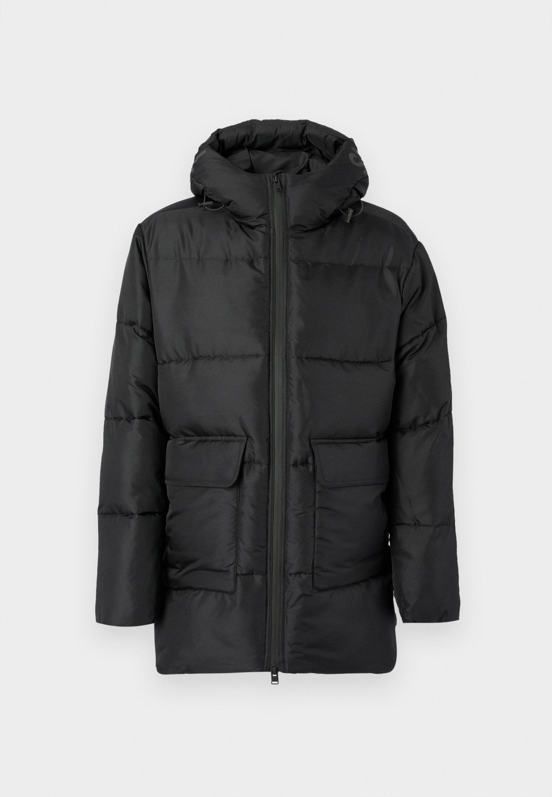 Schwarze Steppjacke mit Kapuze, ausgestattet mit einem Frontreißverschluss, zwei großen aufgesetzten Taschen und horizontalen Nähten zur Isolation. Glatte Textur.