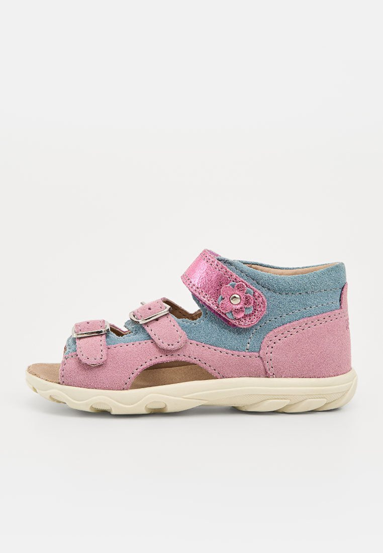 Kinder-Sandale aus pinkem und blauem Veloursleder mit drei verstellbaren Riemen, einem Blumen-Detail am Knöchelriemen und einer beigen Gummisohle.