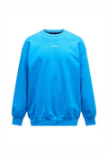 Blauer Kapuzenpullover aus weichem Stoff mit Rundhalsausschnitt sowie gerippten Bündchen und Saum. Weißes Logo auf der Vorderseite gedruckt.