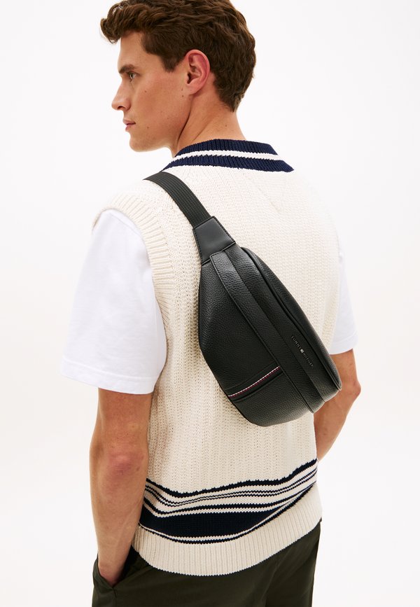 Tommy Hilfiger LOGO PEBBLE GRAIN BUM BAG - Bum bag - black