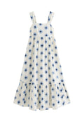 Weißes ärmelloses Midikleid mit breiten Trägern und blauem gänseblümchenähnlichem Blumenmuster, mit einem gerafften, gestuften Saum.