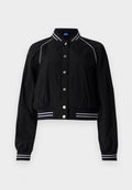 Schwarze Bomberjacke mit einem cropped Design, versehen mit weißen gestreiften Akzenten an Kragen und Manschetten, die vorne mit metallischen Knöpfen gesichert ist.