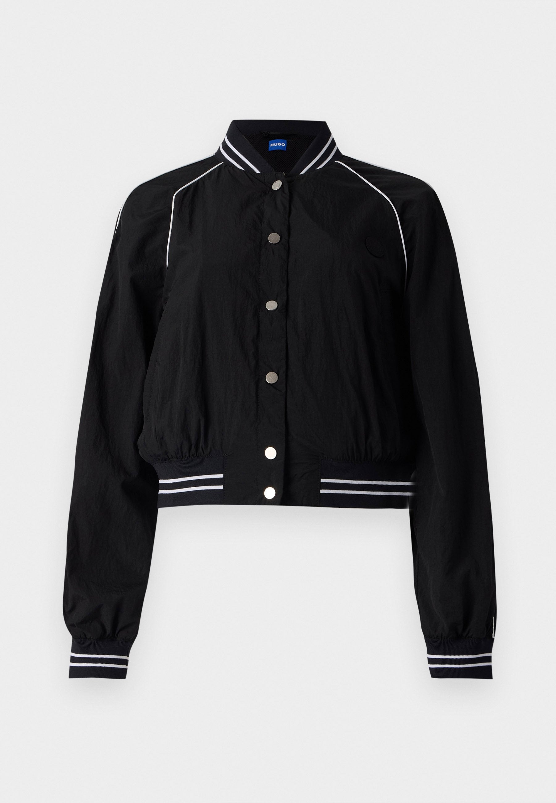 Schwarze Bomberjacke mit einem cropped Design, versehen mit weißen gestreiften Akzenten an Kragen und Manschetten, die vorne mit metallischen Knöpfen gesichert ist.