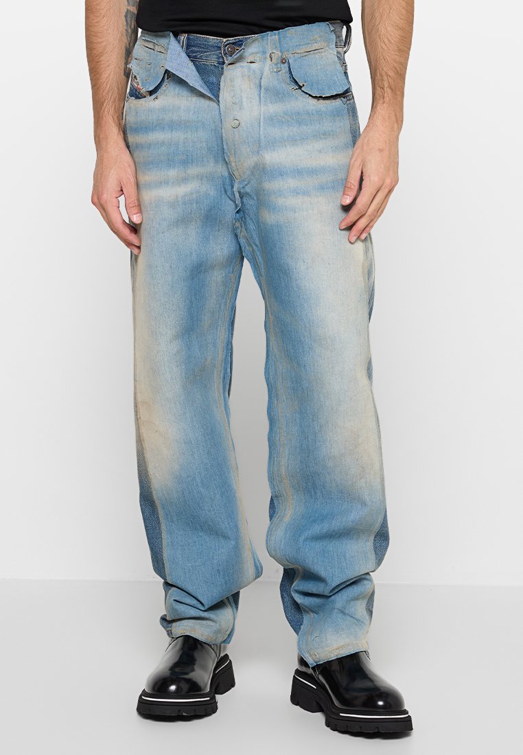 Hellblaue Jeans aus Denim mit einem verblassten Finish, geradem BeinDesign und sichtbaren Nähdetails. Verfügt über traditionelle Taschen und einen Knopfverschluss.
