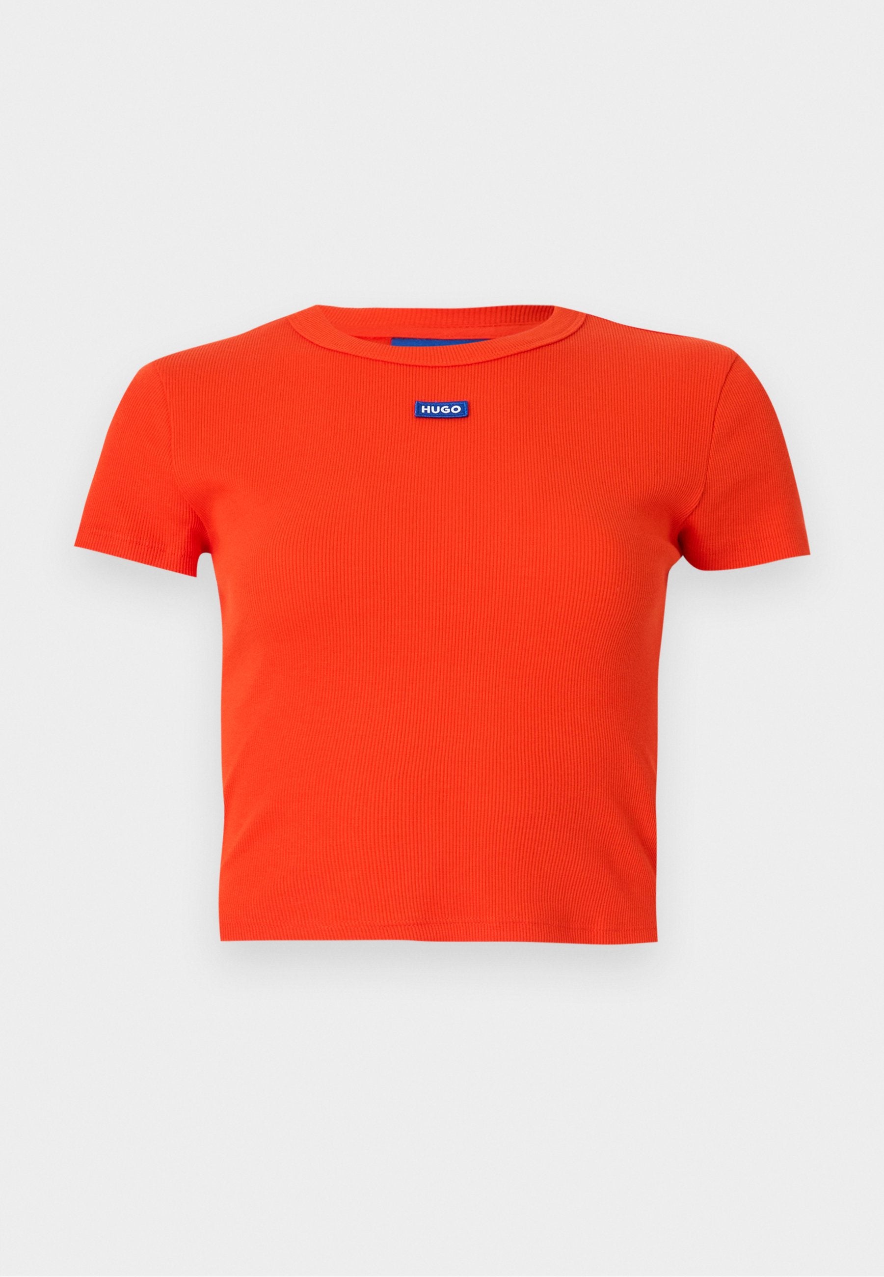 Rotes geripptes Kurzarm-T-Shirt mit runder Ausschnitt, das ein blaues "HUGO"-Logo auf der Brust trägt. Glatte Textur.