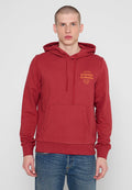 Roter Baumwoll-Hoodie mit einer Fronttasche, Kapuze mit Kordelzug und gelbem Text-Logo auf der Brust. Hat einen lässigen Schnitt und lange Ärmel.