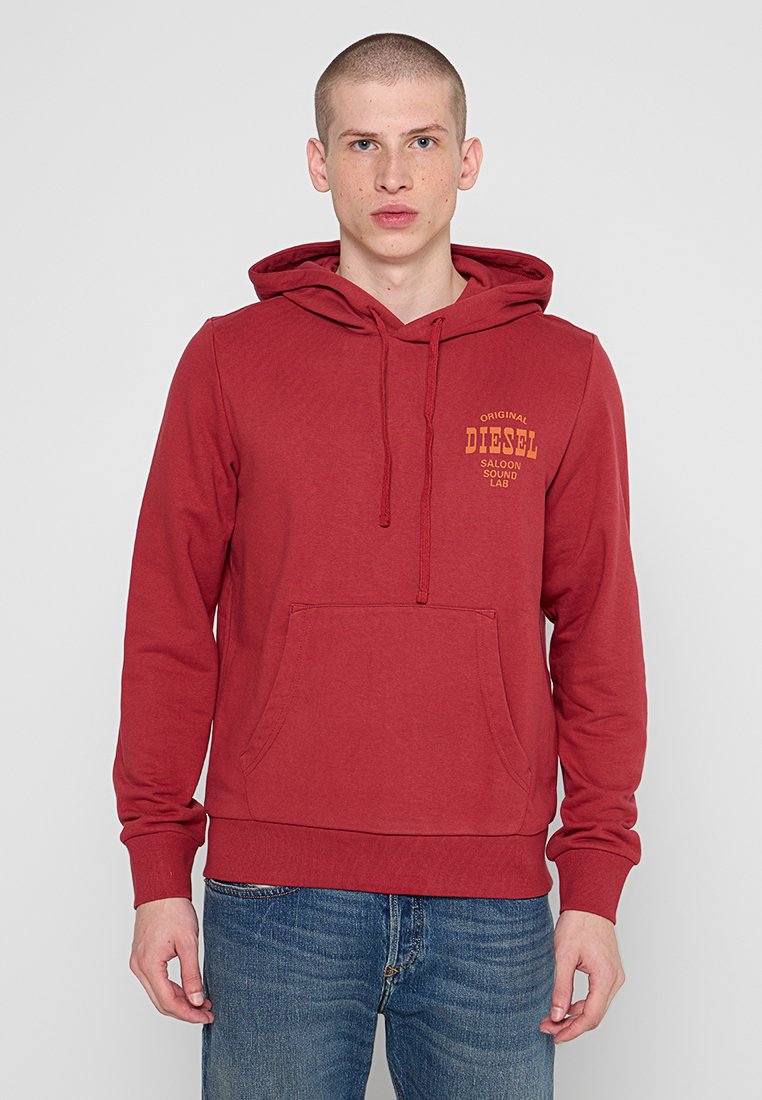 Roter Baumwoll-Hoodie mit einer Fronttasche, Kapuze mit Kordelzug und gelbem Text-Logo auf der Brust. Hat einen lässigen Schnitt und lange Ärmel.