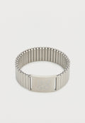 Metallarmband mit flexiblem Band und gebürstetem Silber-Finish. Eingraviert "HUGO" auf einem rechteckigen Verschluss. Elegantes und modernes Design.