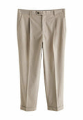 Helle beige Hose mit Falten, ausgestattet mit einem Knopfverschluss, seitlichen Taschen, geraden Beinen und umgeschlagenen Säumen. Glatte Textur und weicher Stoff.