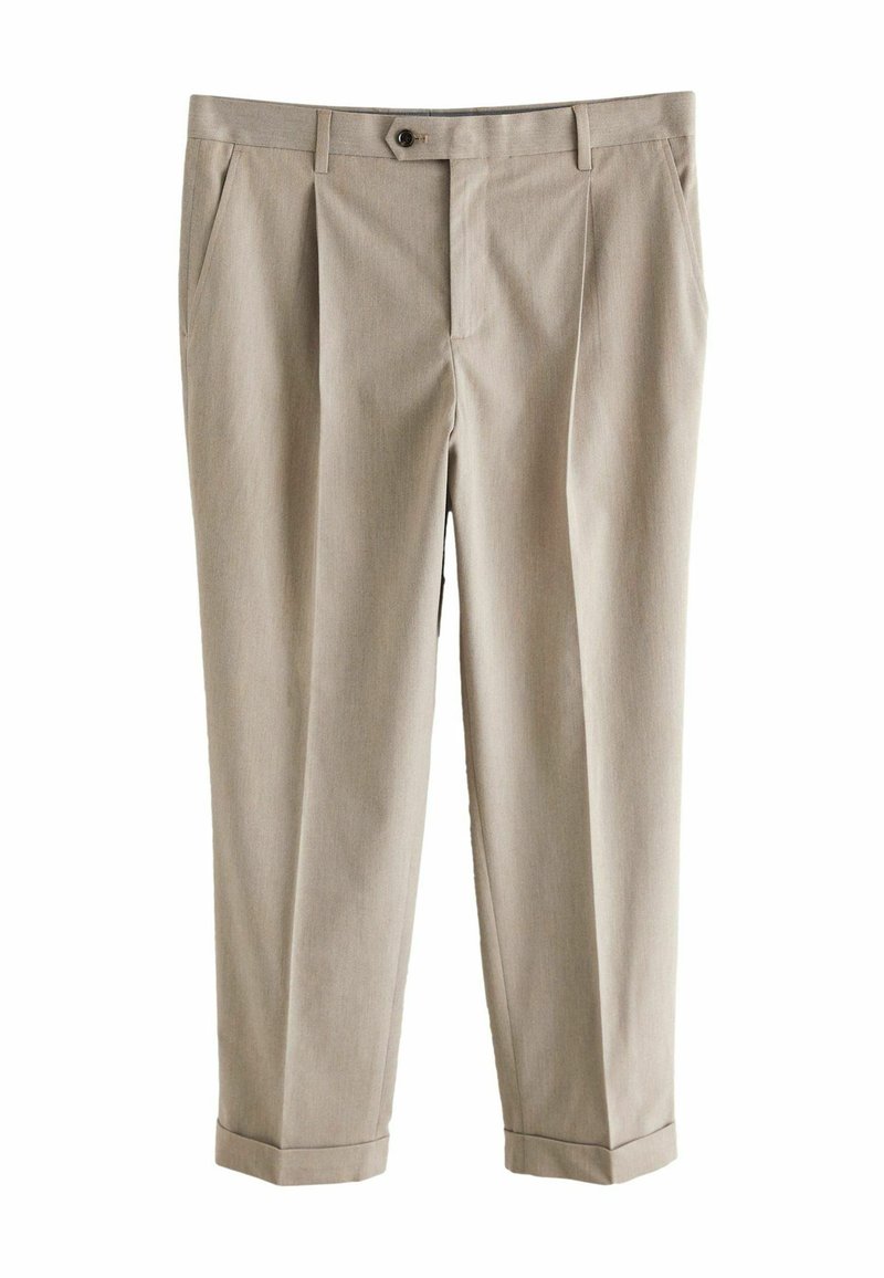 Helle beige Hose mit Falten, ausgestattet mit einem Knopfverschluss, seitlichen Taschen, geraden Beinen und umgeschlagenen Säumen. Glatte Textur und weicher Stoff.