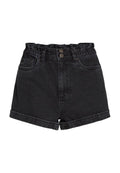 Schwarze Denim-Shorts mit hoher Taille, ausgestattet mit einem strukturierten, elastischen Bund, zwei Vordertaschen und umgeschlagenen Säumen. Zwei metallische Knöpfe im Frontbereich.