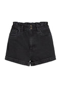 Schwarze Denim-Shorts mit hoher Taille, ausgestattet mit einem strukturierten, elastischen Bund, zwei Vordertaschen und umgeschlagenen Säumen. Zwei metallische Knöpfe im Frontbereich.