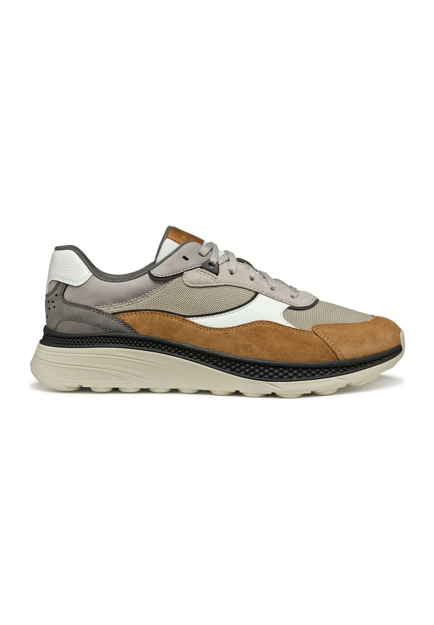 Sneaker mit einem Obermaterial aus beigem Mesh und Wildleder, braunen Akzenten, grauen Details und einer schwarzen Gummisohle; bietet leichte Dämpfung und eine runde Zehenpartie.