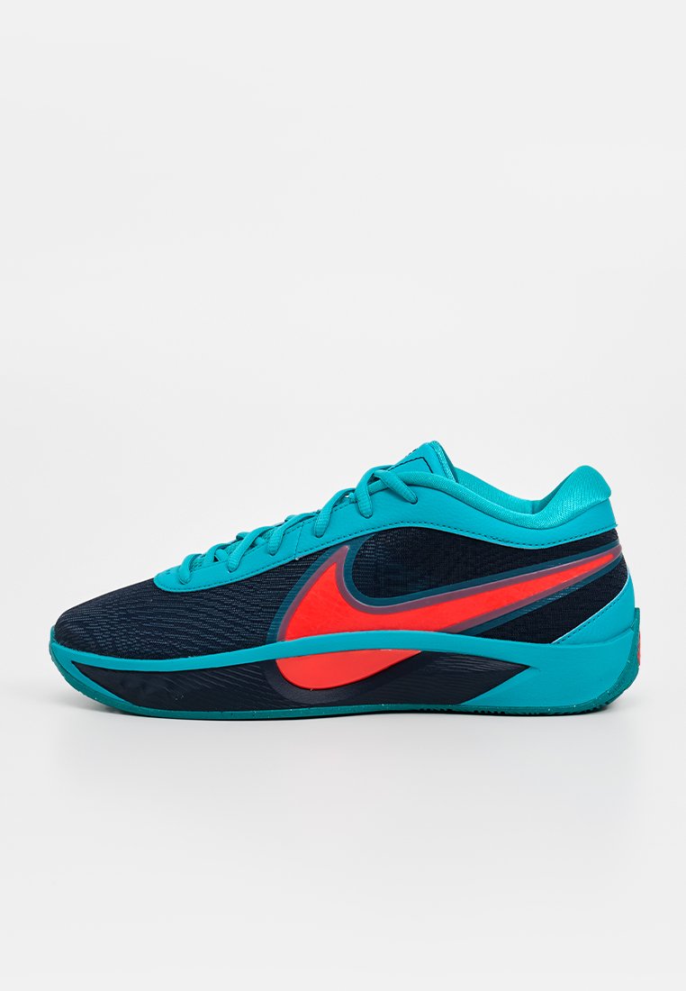 Nike Laufschuh mit dunkelblauem Mesh-Obermaterial, helltürkisen Akzenten, rotem Swoosh-Logo und einer strukturierten Sohle für guten Halt.