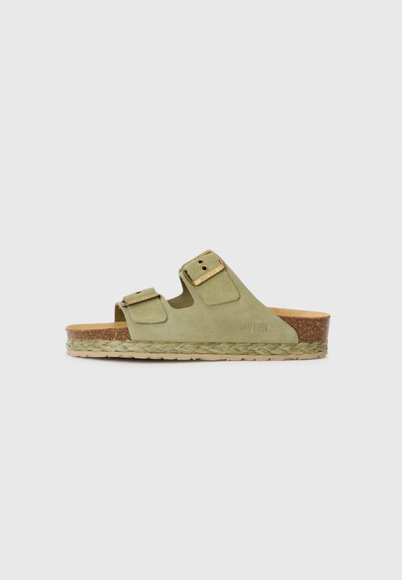 Grüne Wildleder-Sandale mit zwei verstellbaren Riemen, Korkfußbett und gewebtem juteähnlichem Zwischensohle. Flache Sohle und minimalistisches Design.