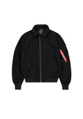 Schwarze Bomberjacke mit Reißverschluss vorne, zwei Seitentaschen, gerippten Bündchen und einer Seitentasche am Arm mit rotem Etikett.