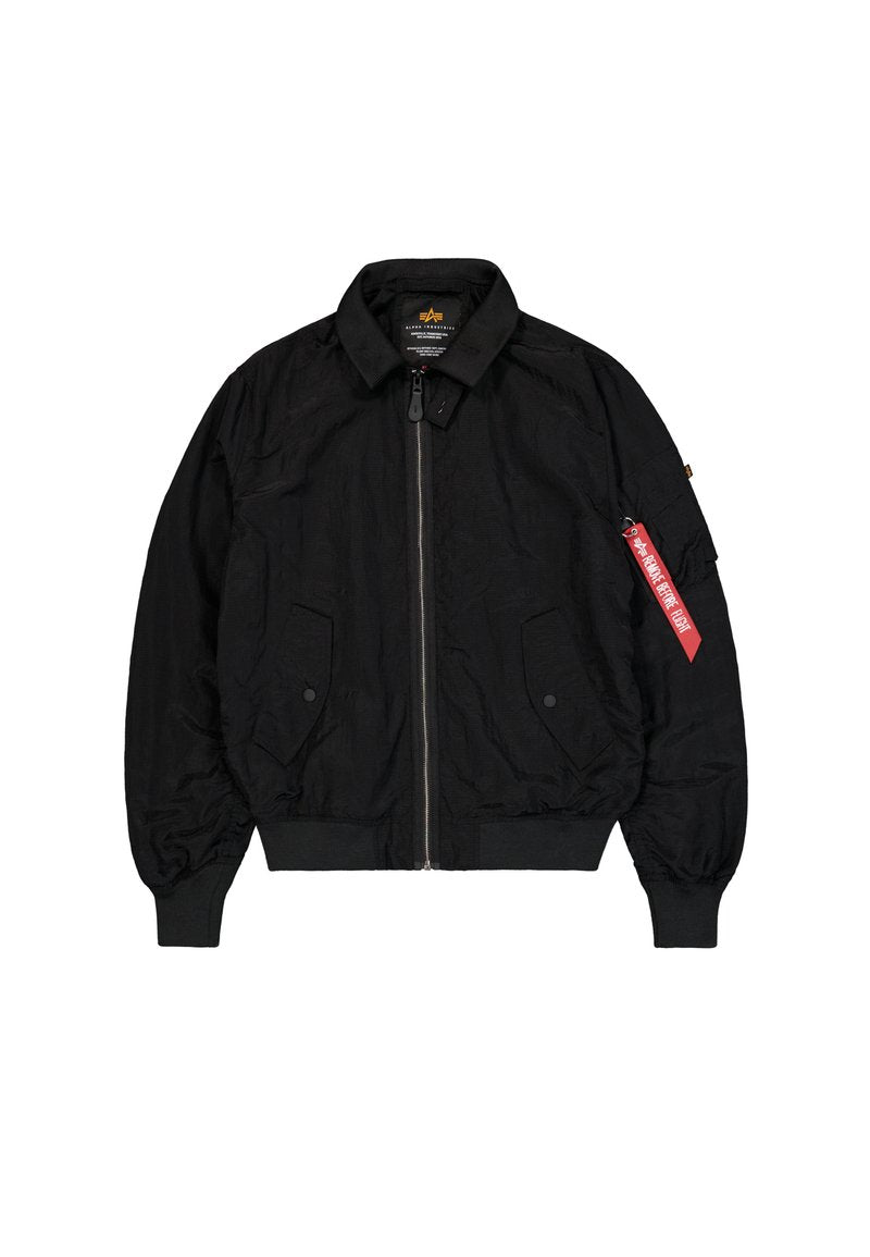 Schwarze Bomberjacke mit Reißverschluss vorne, zwei Seitentaschen, gerippten Bündchen und einer Seitentasche am Arm mit rotem Etikett.