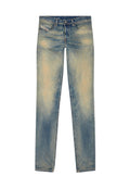 Blaue Jeans im Denim-Look mit einer ausgewaschenen Optik, geradem Bein, fünf Taschen und Knopfverschluss. Leichte Abnutzungserscheinungen auf der Stoffoberfläche.