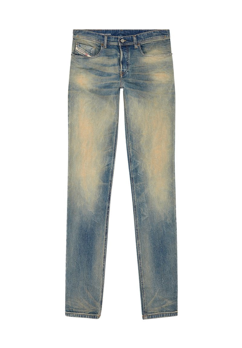 Blaue Jeans im Denim-Look mit einer ausgewaschenen Optik, geradem Bein, fünf Taschen und Knopfverschluss. Leichte Abnutzungserscheinungen auf der Stoffoberfläche.