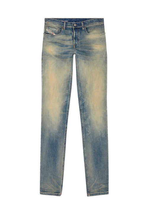 Blaue Jeans im Denim-Look mit einer ausgewaschenen Optik, geradem Bein, fünf Taschen und Knopfverschluss. Leichte Abnutzungserscheinungen auf der Stoffoberfläche.