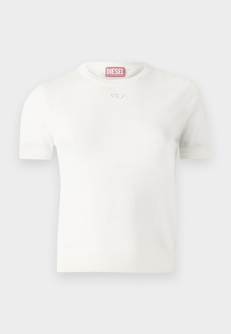 Weißes kurzärmliges T-Shirt aus weichem Stoff mit rundem Halsausschnitt und einem kleinen silbernen Logodetail auf der Brust. Glatte Textur.