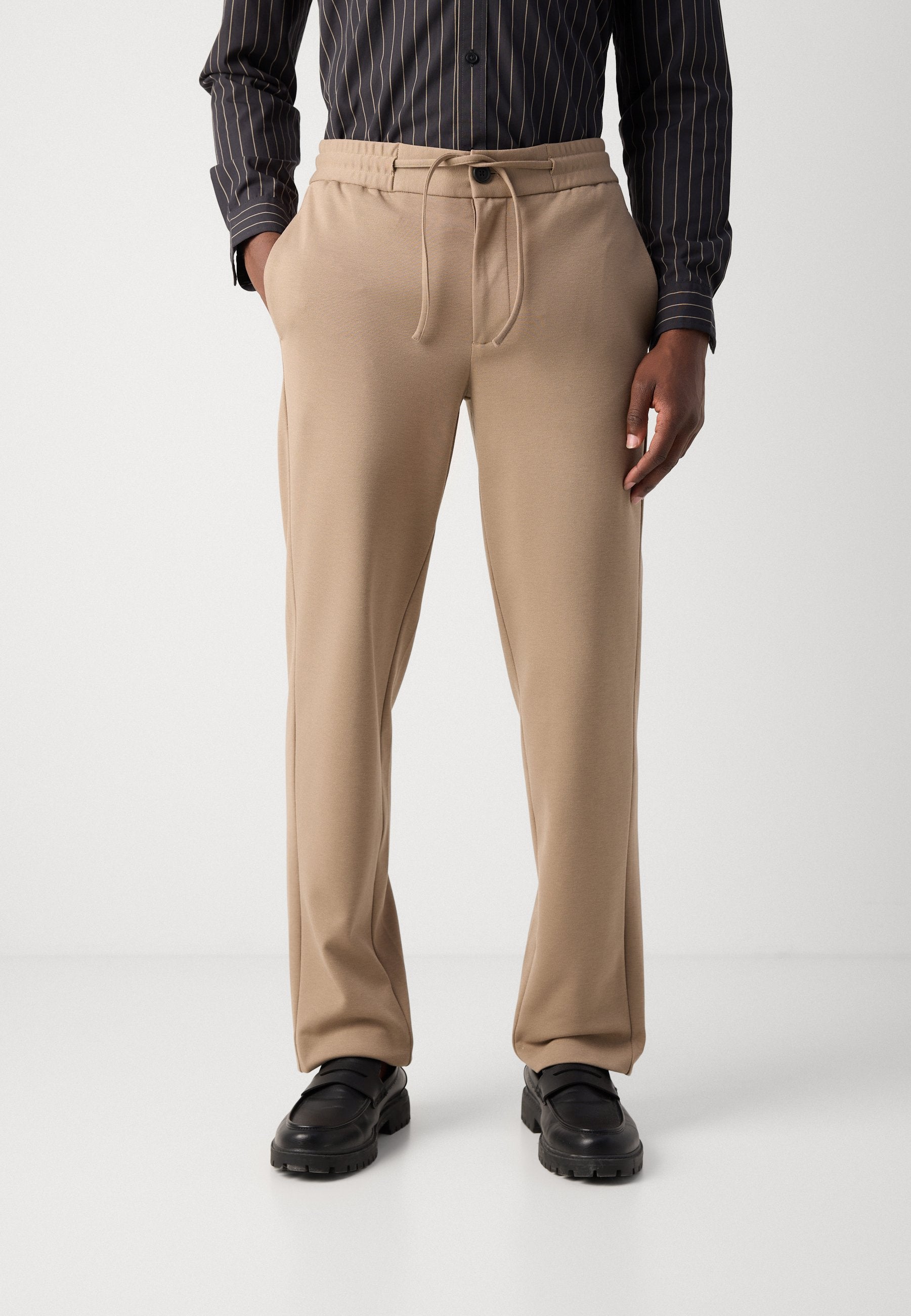SUPERFLEX RELAXED FIT PANTS Media 4