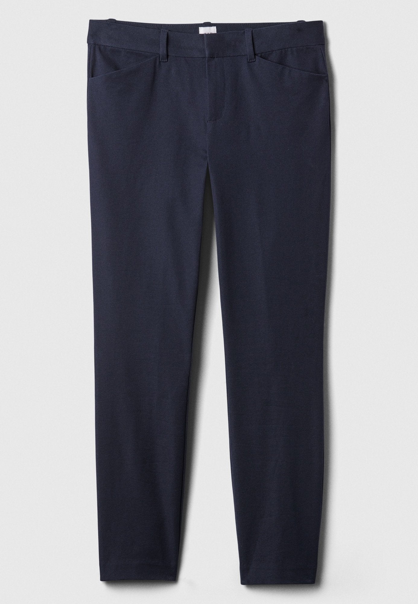 Marineblaue Hose aus weichem Stoff mit glatter Textur, geraden Beinen, zwei Fronttaschen und Gürtelschlaufen.
