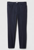 Marineblaue Hose aus weichem Stoff mit glatter Textur, geraden Beinen, zwei Fronttaschen und Gürtelschlaufen.