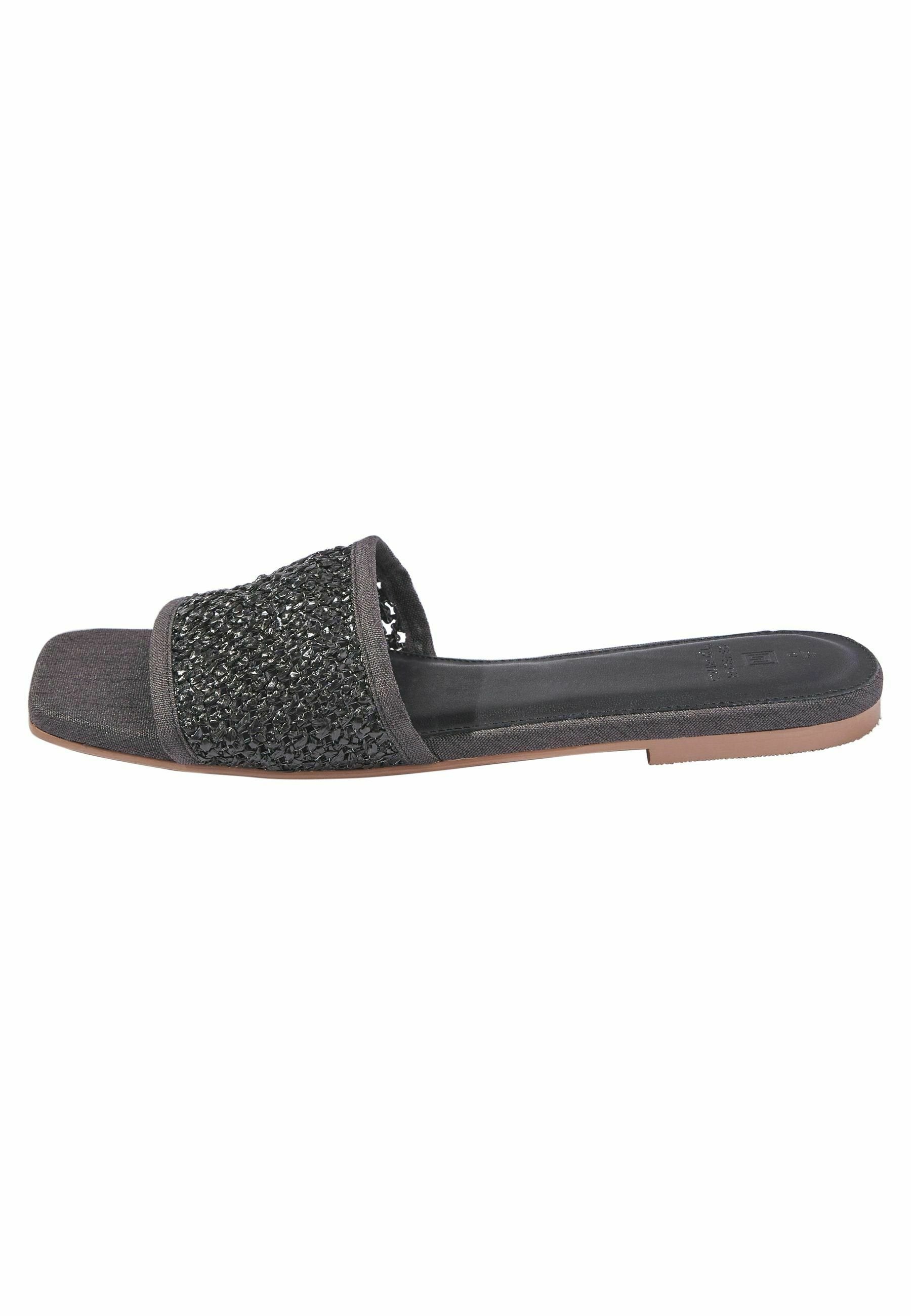 Schwarze Slipper mit geflochtenem oberen Riemen, flacher Sohle und quadratischem Zehenbereich.