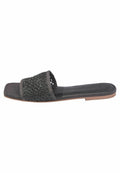 Schwarze Slipper mit geflochtenem oberen Riemen, flacher Sohle und quadratischem Zehenbereich.