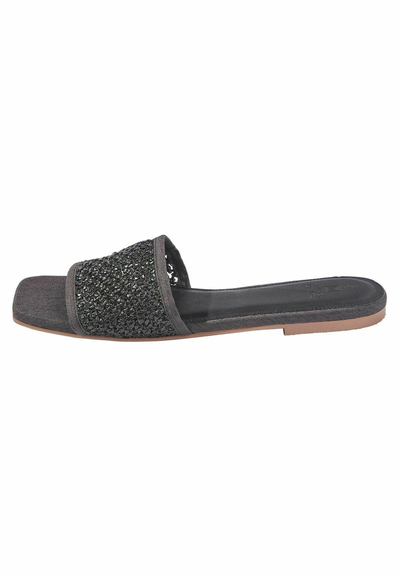 Schwarze Slipper mit geflochtenem oberen Riemen, flacher Sohle und quadratischem Zehenbereich.
