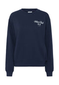 Navyblaues Sweatshirt mit gerippten Bündchen und Saum. Mit weißem "Wine Club"-Text und Grafik von Weingläsern auf der Vorderseite.