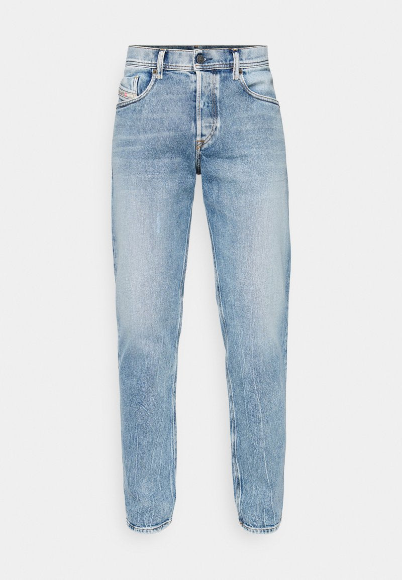 Hellblaue Jeans aus Denim mit geradem Schnitt, Fünf-Taschen-Design, sichtbarer Naht und klassischem Knopf- und Reißverschluss. Keine Verzierungen.