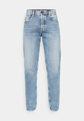 Hellblaue Jeans aus Denim mit geradem Schnitt, Fünf-Taschen-Design, sichtbarer Naht und klassischem Knopf- und Reißverschluss. Keine Verzierungen.