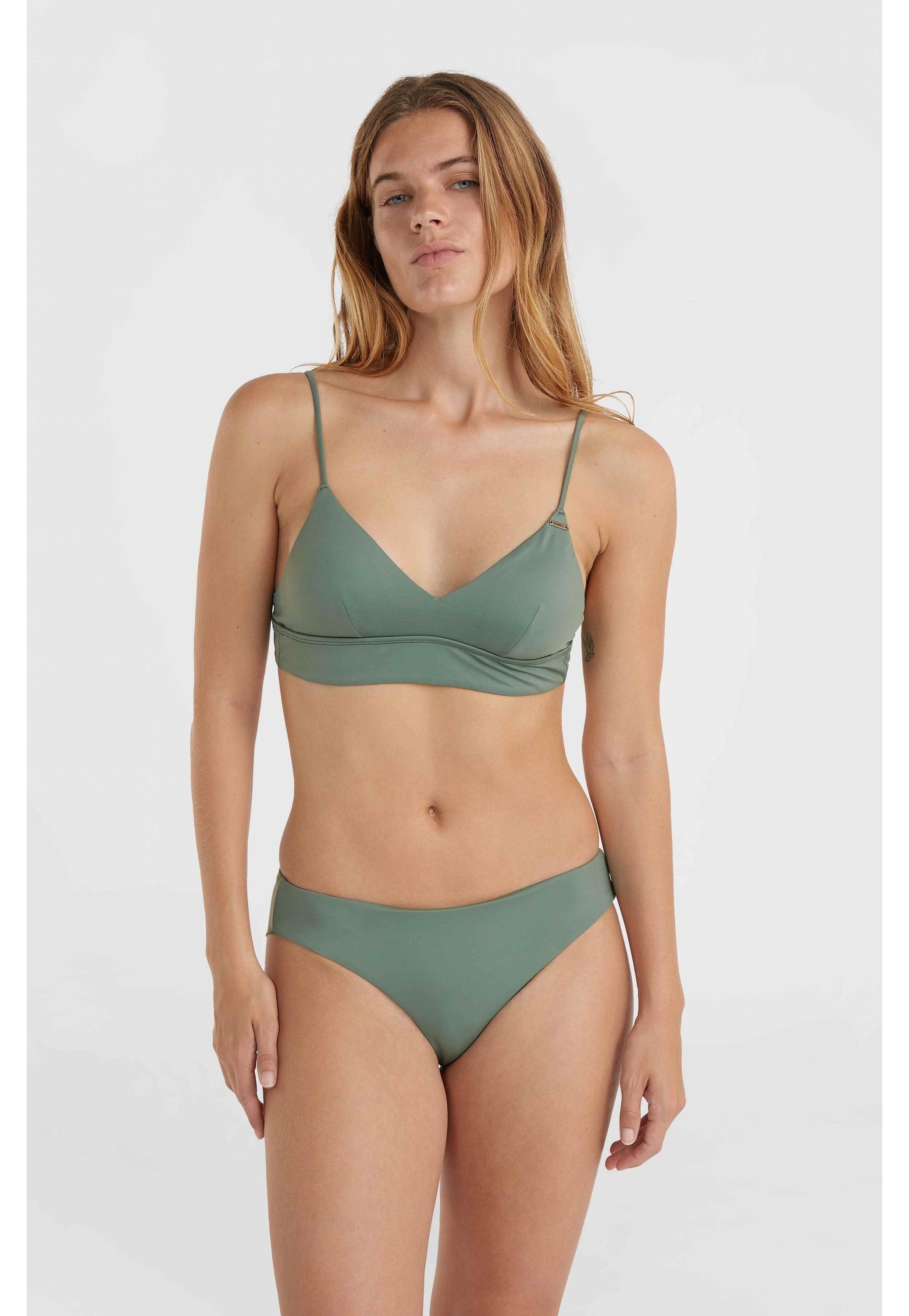 Olivgrünes Bikini-Set mit einem Triangel-Bralette und dünnen Trägern sowie nahtlosen Seitenschlüpfern, gefertigt aus glattem, dehnbarem Material.