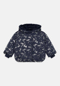 Marineblaue Steppjacke mit Kapuze, verziert mit metallic-silbernen Schleifenmustern. Weiche, strukturierte Innenauskleidung und elastische Bündchen für zusätzlichen Komfort.