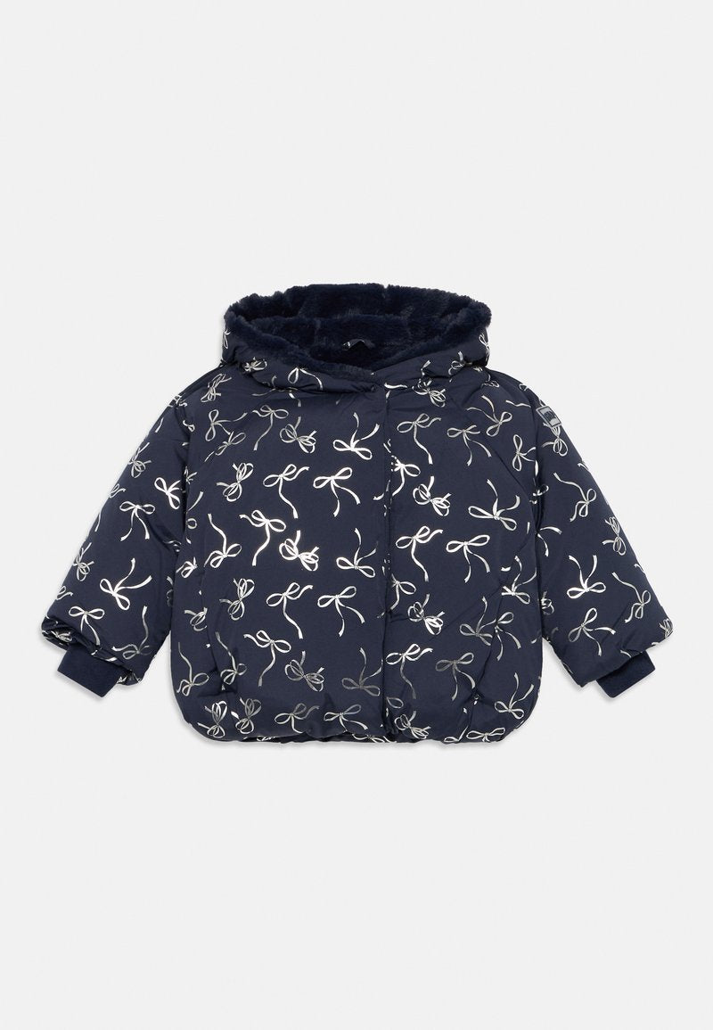 Marineblaue Steppjacke mit Kapuze, verziert mit metallic-silbernen Schleifenmustern. Weiche, strukturierte Innenauskleidung und elastische Bündchen für zusätzlichen Komfort.
