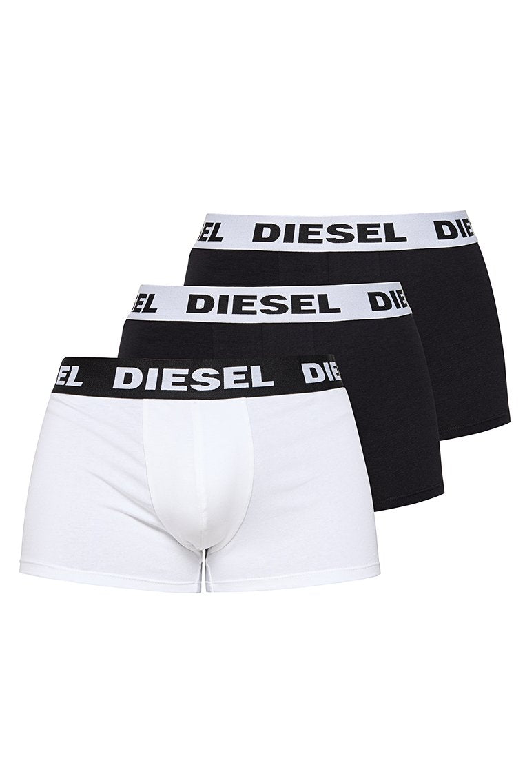 Drei Diesel Marken Herren Boxershorts, zwei schwarz mit weißen Bündchen und eine weiß mit schwarzem Bündchen, alle mit dem Diesel-Logo.