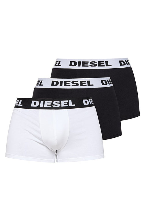 Drei Diesel Marken Herren Boxershorts, zwei schwarz mit weißen Bündchen und eine weiß mit schwarzem Bündchen, alle mit dem Diesel-Logo.