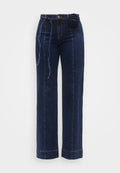 Dunkelblaue Jeanshose mit weitem Bein und strukturierter Oberfläche, mit Knopfverschluss, Gürtelschlaufen und einem dekorativen Blumenakzent an der Taille.