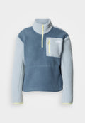Fleecepullover in zweifarbigem Blau, mit Viertel-Reißverschluss, hohem Kragen, linksseitiger Brusttasche mit Reißverschluss und gelben Akzenten.