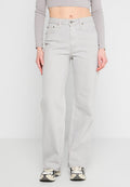 Helle graue High-Waisted-Jeans mit geradem Bein, minimalistischem Design und Fünf-Taschen-Styling. Kombiniert mit einem enganliegenden Crop-Top und Sneakers.