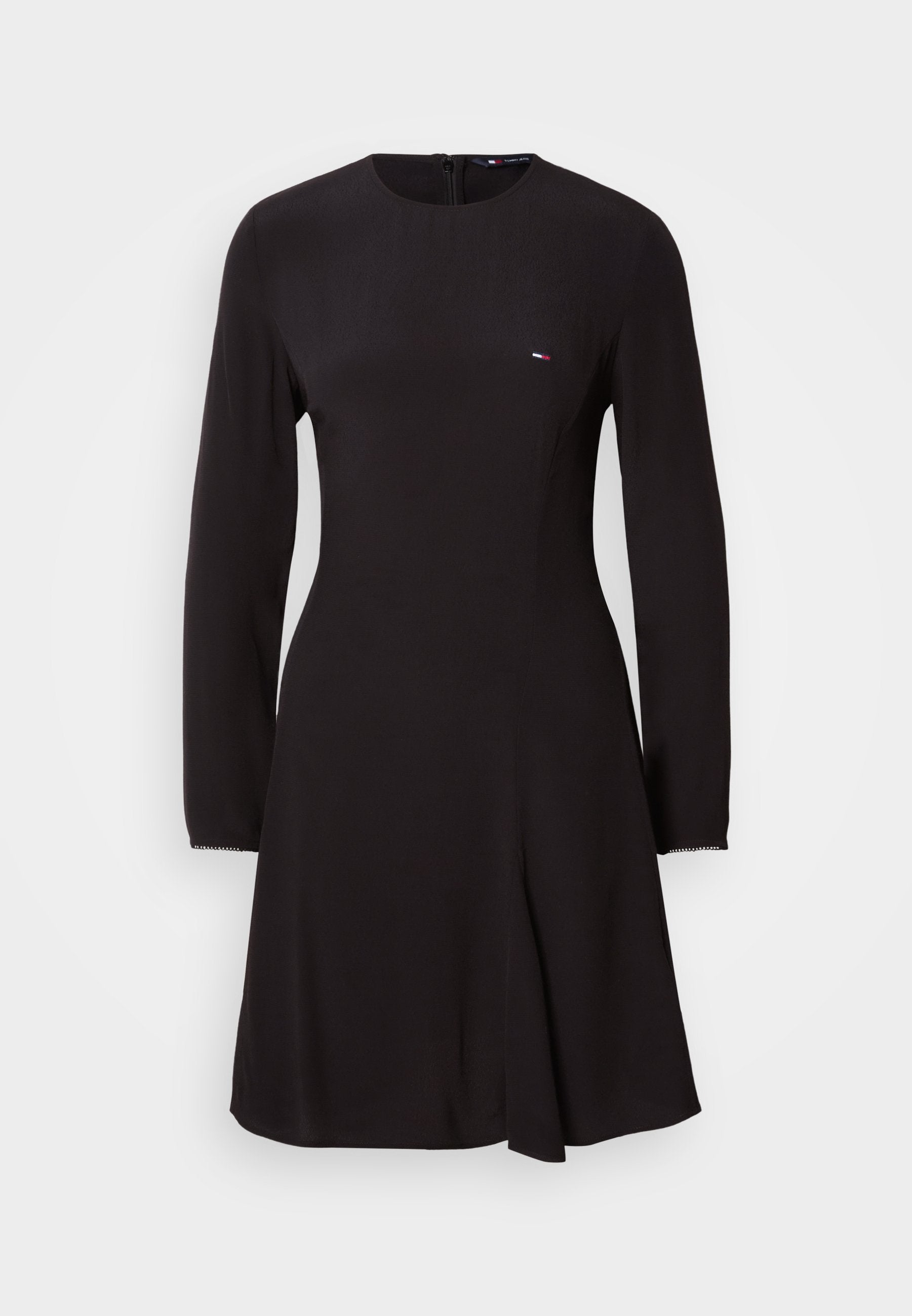 Schwarzes langärmliges Kleid mit rundem Ausschnitt und leicht ausgestellter Form. Verfügt über ein dezentes Logo auf der Brust und strukturierte Stoffakzente an den Ärmeln.