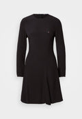 Schwarzes langärmliges Kleid mit rundem Ausschnitt und leicht ausgestellter Form. Verfügt über ein dezentes Logo auf der Brust und strukturierte Stoffakzente an den Ärmeln.