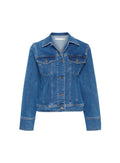 Blaue Jeansjacke mit klassischem Kragen, langen Ärmeln, zwei Brusttaschen und Knopfverschluss. Das Design beinhaltet kontrastierende Nähte.